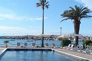 Dovolená v Chorvatsku na ostrově Pag s výhledem na moře v hotelu s polopenzí