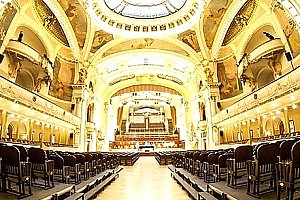 Vstupenka pro 1 osobu na exkluzivní koncert v srdci Prahy - nechte se ve Smetanově síni.