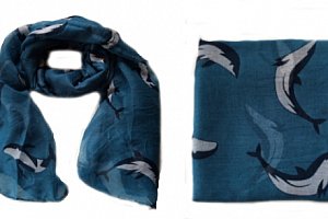 Elegantní šátek s motivem velryby dokonale doladí váš outfit.
