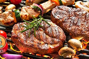 Švejkova grilovačka: 500 g kuřecích či vepřových steaků pro 2-3 osoby