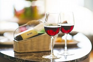 O víně - z vinic až na stůl - O víně, stolování, degustování, vinné etiketě, vinné historii a geografii.