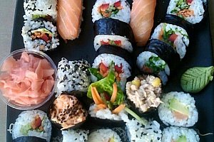 Zážitkový kurz přípravy sushi 19.10. v Brně - nejběžnější druhy sushi - Vše, co potřebujete vědět k přípravě sushi, se dozvíte na našem kurzu. Celkem si vytvoříte 26 kousků sushi a při závěrečné degustaci se dozvíte zajímavosti o stolování v Japonsku.