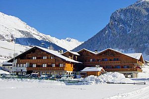 Italské Alpy v hotelu s polopenzí, saunou a bazénem + víno, svařák a výlet s průvodcem