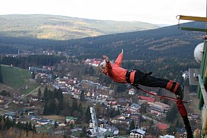Bungee Jumping z televizní věže v Harrachově