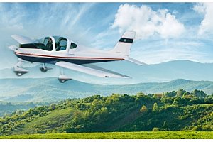 Vyhlídkový let na 30 nebo 60 minut čistého času ve vzduchu sportovním letadlem s možností vyzkoušet si řízení letadla