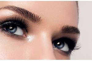 3D vláskování obočí nebo permanentní make-up rtů či očních linek pro bezchybný vzhled