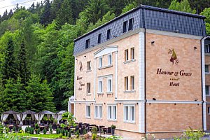 Krušné hory poblíž Karlových Varů: Rodinný Hotel Honour & Grace **** se vstupem do wellness, drinkem a snídaní