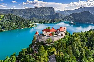 Slovinsko jen 400 m od jezera Bled v luxusním Hotelu Astoria Bled *** se snídaní a saunami + dítě zdarma