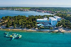 Chorvatsko hned u pláže v Hotelu Pinija **** se 2 bazény, wellness a animačním programem + polopenze