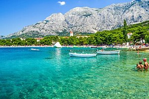 Chorvatsko jen 50 m od pláže ve Vile Čale až pro 3 osoby s komfortní autobusovou dopravou a polopenzí