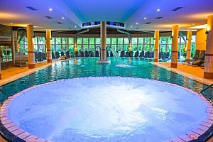 Hévíz: Luxus v Lotus Therme Hotelu & Spa ***** s termálními bazény, saunovým světem, šampaňským a polopenzí