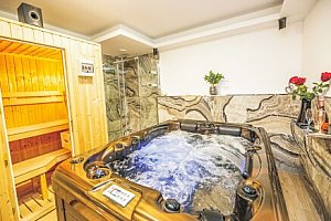 Krkonoše: Dovolená stylově v Grand Harrachov Pensionu se snídaní a privátní vířivkou na pokoji + láhev sektu