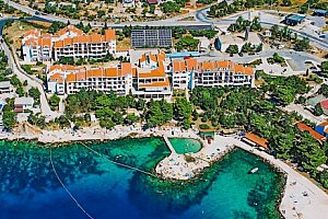 Chorvatsko jen 100 m od moře v Hotelu Zagreb *** s polopenzí/plnou penzí, bazény a animacemi + dítě zdarma