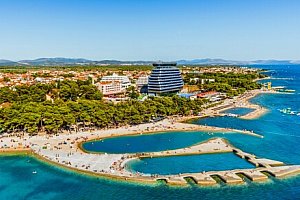 Vodice jen 30 m od pláže v apartmánu v Matilde Beach Resortu *** s polopenzí formou bufetu a vstupem do bazénů
