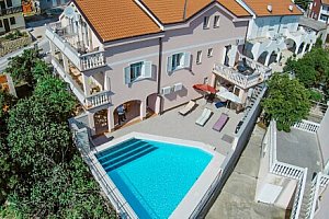 Chorvatský Karlobag jen 400 m od pláže pro 4-7 osob v klimatizovaných Apartmánech Kathy s venkovním bazénem