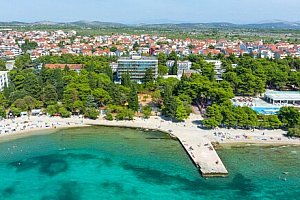Chorvatsko: Vodice jen 150 m od pláže ve Vile Imperial s polopenzí, bazény a fitness centrem + zábavný program