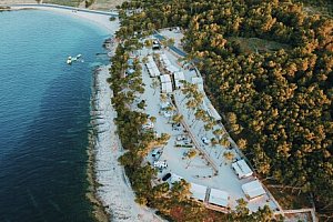 Chorvatsko: Brač 30 m od moře v Boutique Campingu Bunja až pro 6 osob s klimatizací + soukromá pláž a bazén