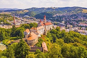 Náchod v přírodě jen 3 km od zámku s Piccolominskou zahradou v Penzionu Amerika s polopenzí + venkovní bazén