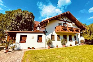 Dovolená jen 800 m od Balatonu v Sommer Pensionu se snídaní či polopenzí, venkovním bazénem a dětským hřištěm