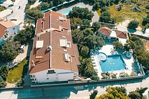 Chorvatsko: Ostrov Pag nedaleko pláže Zrće (3 km) v Aparthotel Resortu Trcol **** s bazénem a terasou + gril