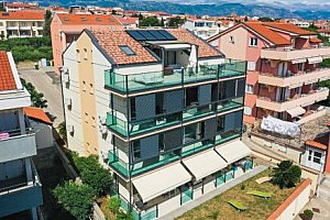 Ostrov Pag: Novalja jen 70 m od moře v apartmánu v Kristal Paris Pool House **** s venkovním bazénem + gril