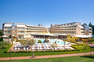 Chorvatsko: Novigrad 100 m od pláže v Hotelu Aminess Maestral **** s polopenzí a wellness každý den + animace