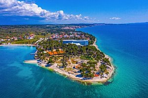 Chorvatsko nedaleko Zadaru a hned u pláže v Hotelu Pinija **** se 2 bazény, wellness a animacemi + polopenze