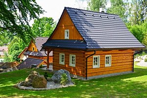 Jižní Čechy: Česká Kanada stylově ve dřevěných Roubenkách U Veverky pro 6 osob s infrasaunou a bohatým vyžitím