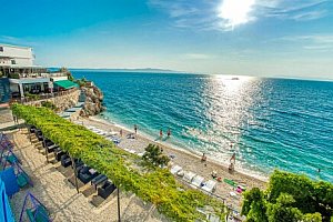 Chorvatsko: Krásná Makarská riviéra jen 20 m od moře a nedaleko parku Biokovo v Beach Hotelu *** s plnou penzí