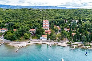 Chorvatsko pouhých 50 m od mořského břehu: Ostrov Krk v Hotelu Delfin *** s polopenzí + děti do 12 let zdarma