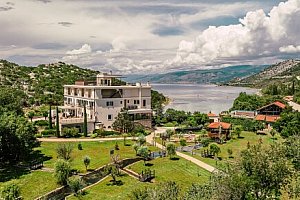 Chorvatsko: Senj v luxusním Veladrion Resortu ***** se soukromou pláží, venkovním bazénem a wellness + snídaně