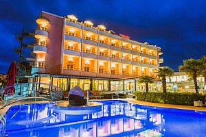 Vodice jen 200 metrů od pláže v Hotelu Miramare **** s polopenzí/plnou penzí a venkovním bazénem + dítě zdarma
