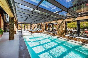 Vysoké Tatry 200 m od svahu v Hotelu Lopušná dolina *** se snídaní/polopenzí a wellness s bazénem + bowling