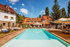 Pobyt nedaleko termálních lázní Eger v Nomád Hotel & Glamping *** se snídaní + wellness se saunou a vířivkou