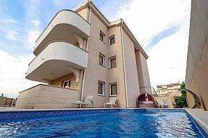 Dovolená v Chorvatsku jen 600 metrů od pláže v apartmánech Novalja Pool Apartments *** s venkovním bazénem