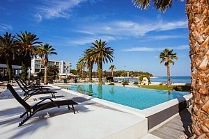 Ostrov Pag: Letovisko Novalja v Hotelu Liberty Plaza **** s polopenzí, soukromou pláží, 2 bazény a fitness