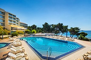 Orebič přímo na pláži v Aminess Grand Azur Hotelu **** s all inclusive light a bazénem s lehátky a slunečníky
