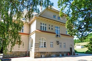 Krkonoše blízko Stezky v korunách stromů: Retro Vila Arnau se snídaní či polopenzí a privátní infrasaunou