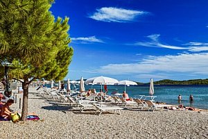 Vodice a Srima přímo u pláže: Pansion Karoca se snídaněmi formou bufetu + zapůjčení lehátek a slunečníků