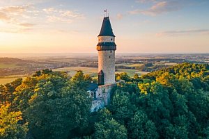 Štramberk v centru a blízko skiareálů: Penzion v Podhradí s bohatou snídaní a vlastní vinárnou + dítě zdarma