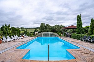 Podhájská blízko oblíbených termálních a Římských lázní v Penzionu Pulse s polopenzí, bazénem + sleva na vstup