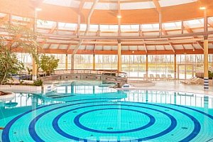 Ostrov Rujána v Baltském moři: Parkhotel Putbus Superior Rügen vedle zámeckého areálu se snídaněmi + večeře