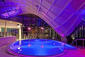 Hesensko: Hotel an der Therme Bad Orb přímo propojený s termály + snídaně, vnitřní a venkovní bazény a sauny