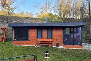 Romantický pobyt u Prostějova: Dřevěný domek v přírodě se snídaňovým košem a saunou či koupacím sudem + víno