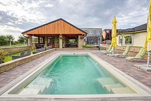 Podhajská jen 300 m od termálního koupaliště v Penzionu U Vodníka se snídaní či polopenzí a masáží + sleva