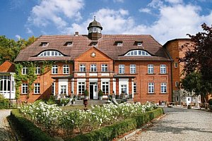 Dovolená v Německu na zámku u jezera: Hotel Schloss Basthorst **** se snídaněmi formou bufetu + bazén a sauny