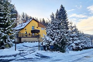 Beskydy u Pusteven a ski areálů: Penzion Na Lůkách s polopenzí, saunou, koupací kádí a kulečníkem + skibus