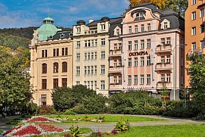 Centrum Karlových Varů u kolonády a divadla v Olympia Wellness Hotelu **** s polopenzí, wellness a procedurami