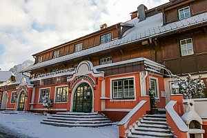 Alpy 300 m od skiareálu v Hotelu Tauplitzerhof *** se snídaní či polopenzí,  hernou, saunami a slevovou kartou