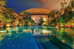 Zábava i relaxace v největších lázních na světě: Vstup do Therme Erding (185 000 m²) a prémiové ubytování
